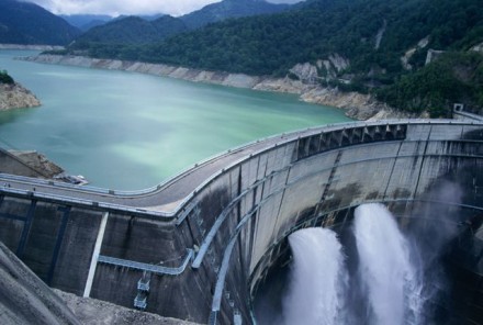 【黒部ダム】高さ186mを誇る、日本最大のアーチ式ダム。ダイナミックな観光放水が見もの。