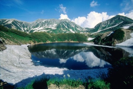 【みくりが池】紺碧の水面に映る山々の美しさが人気のスポット。